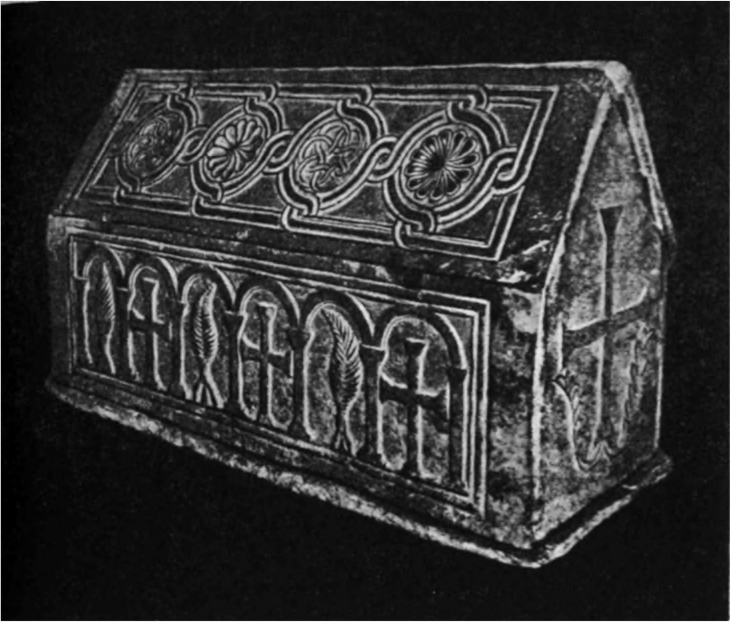Саркофаг из волынского шифера. X в. Найден при раскопках Десятинной церкви. Предполагается, что в нем была захоронена княгиня Ольга (ум. в 965 г.)