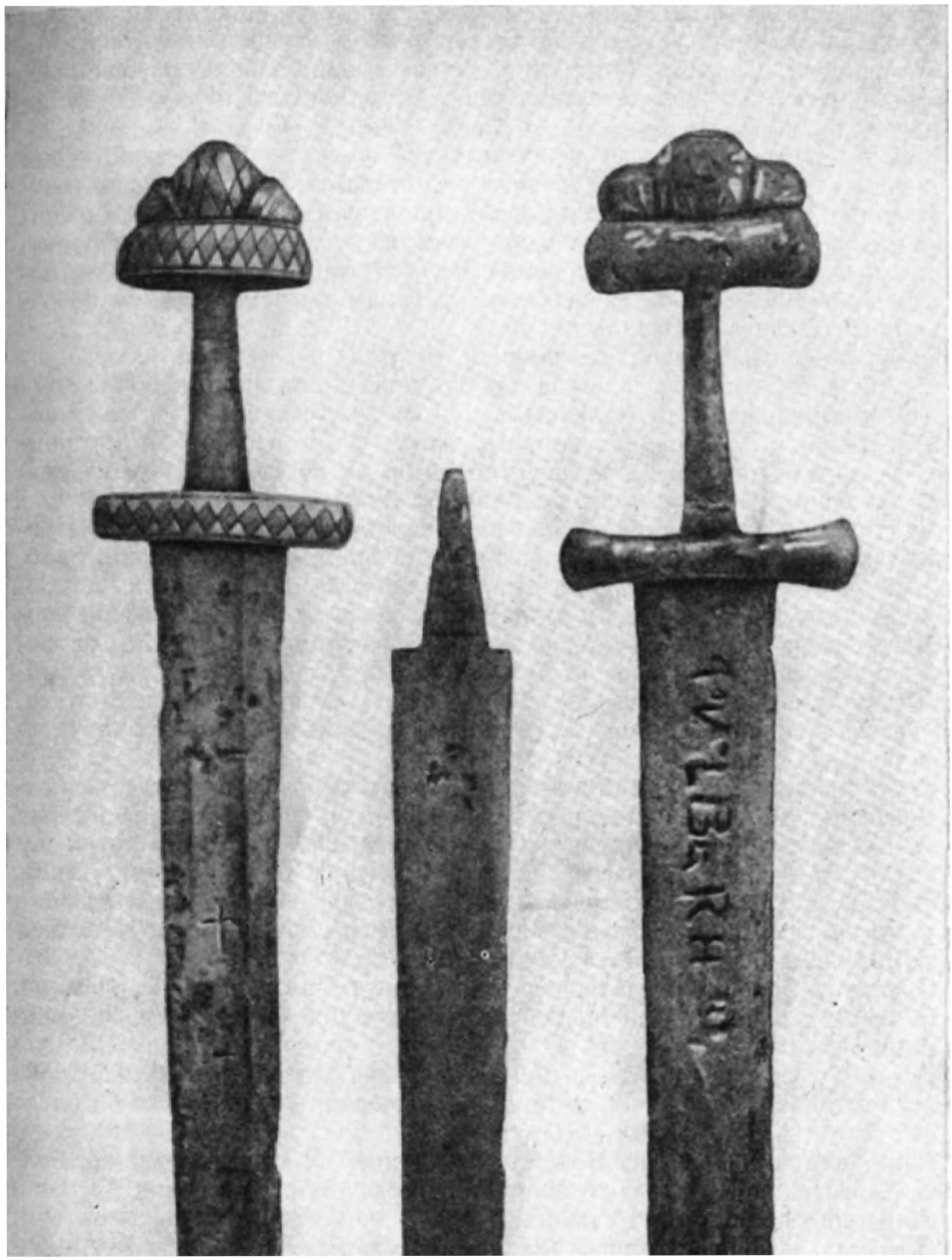 Мечи середины X в., найденные в днепровских порогах на месте гибели князя Святослава и его дружин
