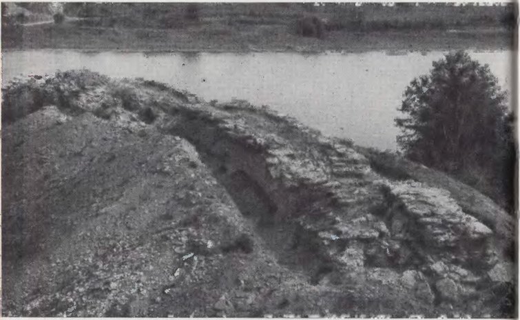 Остатки стены Ладожской крепости 1111 года из раскопок 1973 г. А.Н. Кирпичникова